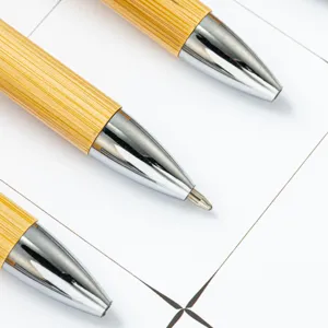 Elegante duurzame milieuvriendelijke bamboe balpen met metalen punt voor dagelijks gebruik.