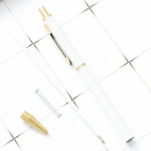 Weißer und goldener Metall Kugelschreiber mit Klick, edles Schreibwaren Set für Büro.