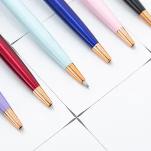 Kleurrijke metalen balpen set met roségouden accenten voor soepel dagelijks schrijven.