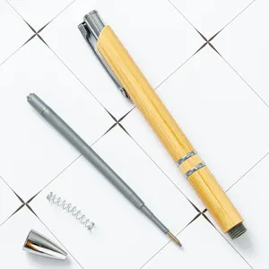 Milieuvriendelijke bamboe balpen met handig intrekbaar ontwerp voor kantoor en school.
