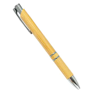 Intrekbare bamboe balpen met zilveren metalen afwerking voor kantoor en school.