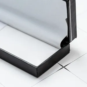 Boîte cadeau noire pour stylo avec doublure intérieure blanche pour emballage d'affaires.