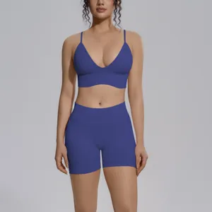 Conjunto de yoga sin costuras azul con sujetador deportivo en V y shorts de talle alto.