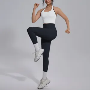 Gedetailleerd overzicht van dames sportkleding halter sportbeha en leggings voor fitness.