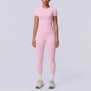 Detail van roze seamless gebreide yogaset, ademende korte mouw top en leggings.
