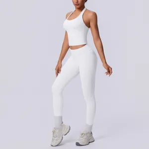 Completo sportivo bianco senza cuciture all'americana, crop top e leggings per fitness.