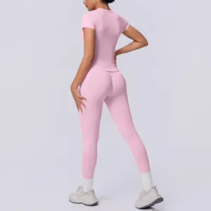 Naadloze ademende yoga set detailweergave met de achterkant heel duidelijk op de foto.