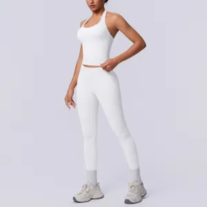 Top corto sportivo halter senza cuciture bianco e leggings fitness vista dettaglio.