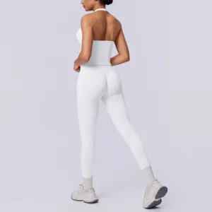Vista dettagliata del set sportivo bianco senza cuciture con collo halter per yoga e fitness.
