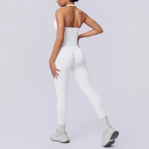 Set yoga fitness bianco senza cuciture, vista dettagliata del top e dei leggings.