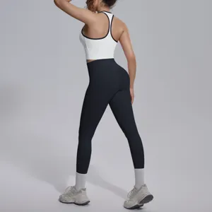 Gedetailleerd overzicht van de sportbeha en hoge taille yoga leggings sportkleding set.