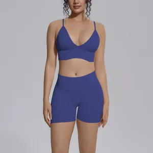 Conjunto de yoga sin costuras liso con sujetador deportivo y shorts de talle alto.