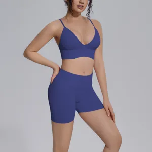 Detalle de conjunto yoga liso sin costura, ropa deportiva de fitness elástica y transpirable.