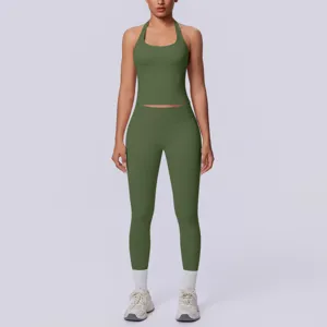Vista dettagliata del set sportivo senza cuciture crop top halter e leggings verde oliva.