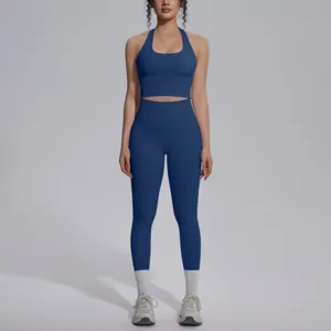 Effen blauwe yoga set met halter crop top en hoge taille fitness legging voor sport en training.