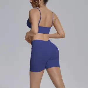 Vista detallada de un conjunto deportivo sin costuras azul con sujetador y pantalones cortos.