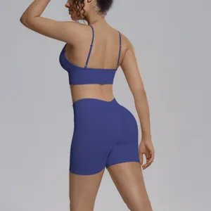 Vista trasera de un conjunto de sujetador deportivo y pantalones cortos de yoga sin costuras.