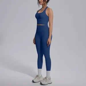 Gedetailleerd overzicht van blauwe sportbh en legging set, slanke pasvorm en comfort.