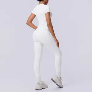 Naadloze effen yoga-outfit detailweergave met aansluitende pasvorm en ademend stoffen ontwerp.
