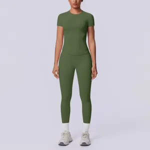 Olijfgroene naadloze gebreide fitness yoga sportset met korte mouwen top en leggings.