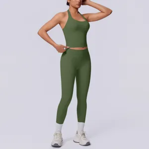 Set fitness senza cuciture verde oliva con crop top all'americana e leggings coordinati.