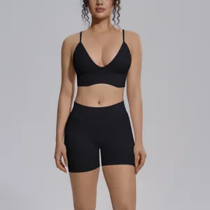 Conjunto de yoga sin costuras liso con sujetador transpirable y pantalones cortos.