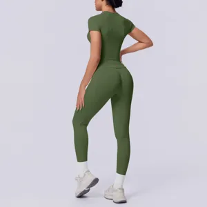 Naadloze yogaset voor dames, donkergroene korte mouw top en strakke sportlegging voor fitness.