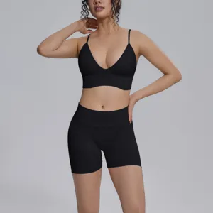 Conjunto deportivo negro sin costuras, sujetador y short para yoga y entrenamientos.