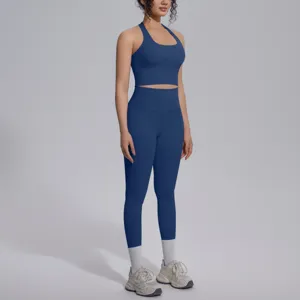 Detailopname van de effen blauwe sportset, met ademende stof en nette afwerking.