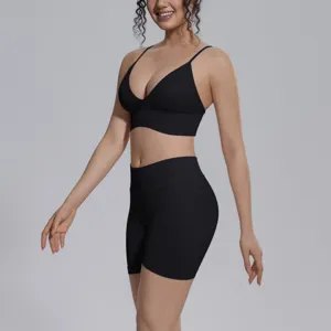 Vista detallada del conjunto de top corto deportivo y pantalones cortos de yoga negros.