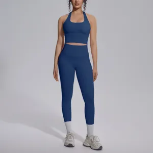 Effen dubbelzijdige nylon halter sportbeha en yoga leggings set in detailweergave.