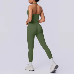 Dettaglio del completo sportivo monocolore schiena scoperta per fitness e yoga.