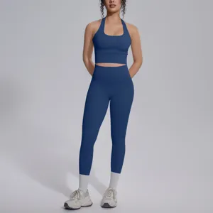 Gedetailleerd overzicht van de donkerblauwe halter sport-bh en yoga-legging met hoge taille.