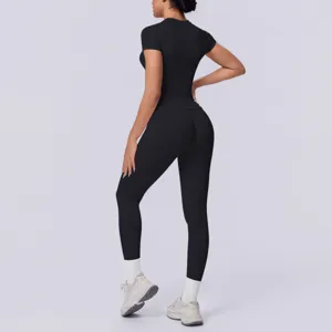 Gedetailleerd achteraanzicht van de naadloze gebreide sportset in zwarte kleur.