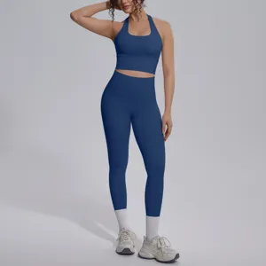 Gedetailleerd overzicht van de donkerblauwe halter sportbeha en legging set voor fitness.