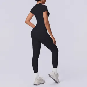 Detailweergave van naadloze gebreide effen yogaset, ademende strakke top en leggings.