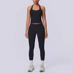 Dettagli del set top sportivo halter nero senza cuciture e leggings in studio.