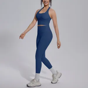 Blauwe naadloze yogaset detail met de sportbeha en de high-waist legging tijdens het dragen getoond.