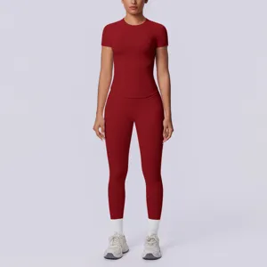 Naadloze gebreide effen sport yoga set met korte mouwen top en lange leggings voor fitness.
