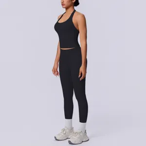 Vista dettagliata di un set yoga sportivo nero senza cuciture crop top halter e leggings.