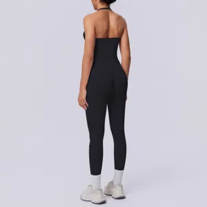 Vista posteriore dettaglio del set sportivo halter nero senza cuciture da donna, leggings.
