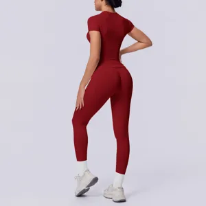 Gedetailleerd overzicht van de naadloze sportset in donkerrood met achterkantdetails.