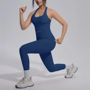Blauwe sport yoga set detail, rugloos ontwerp, hoge taille fitnesskleding voor training.