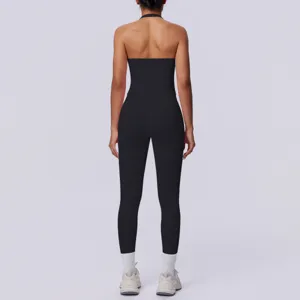 Dettaglio posteriore del set yoga senza cuciture, mostra la vestibilità e il design.