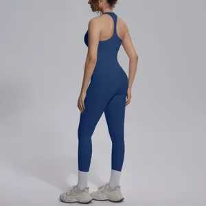 Gedetailleerd overzicht van het effen blauwe strakke yoga-pak met prachtig rugdesign.
