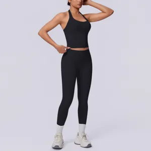 Set sportivo senza cuciture all'americana, top yoga nero e leggings per fitness e allenamento.
