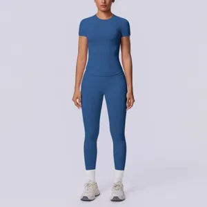 Details van blauw naadloos gebreid yogatop en leggings, elastische ademende sportkleding.