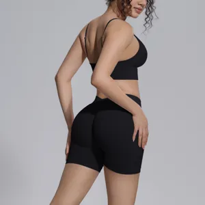 Vista detallada del conjunto corto de yoga y sujetador deportivo sin costuras negro, muy elástico.