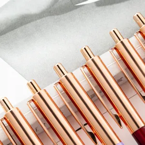Einziehbarer Metallkugelschreiber mit Roségold-Clip, elegantes Schreibwaren Bürogerät.