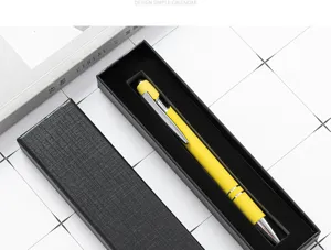 Vista dettagliata della elegante scatola regalo nera per penne con una penna stilografica.